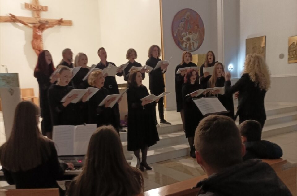 Korizmeni koncert Etno skupine „Čuvarice“ iz Rame u župnoj crkvi sv. Juraja u Vitezu