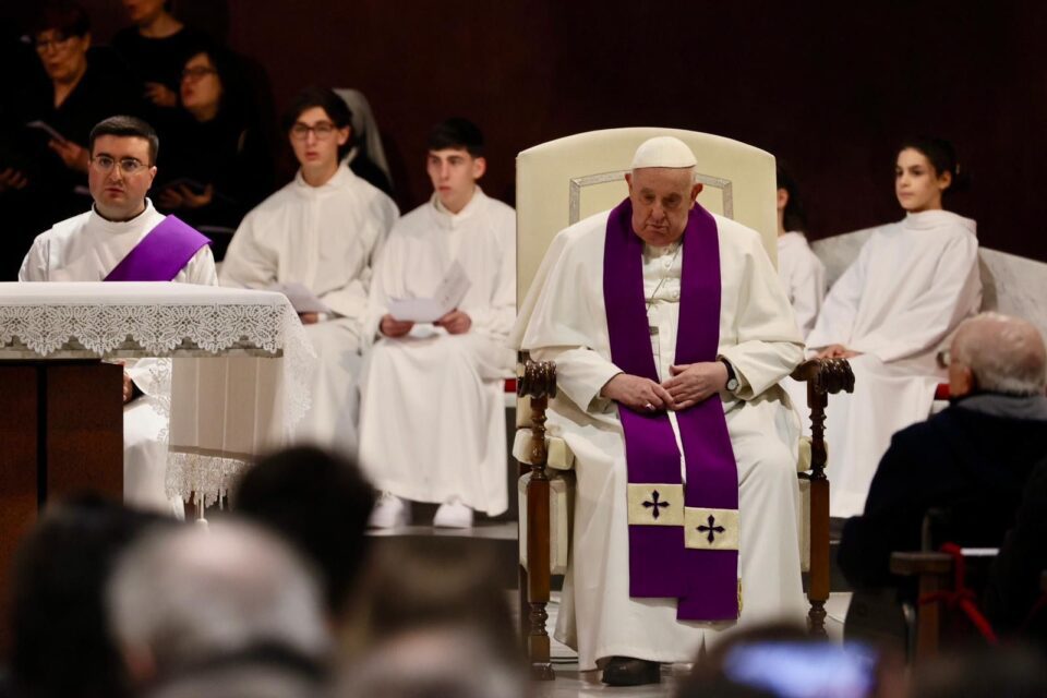 ‘Bog se nikad ne umara opraštati’: Papa Franjo sluša ispovijed u rimskoj župi