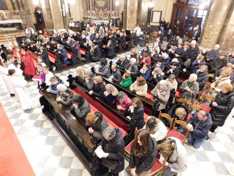 Korizmeno hodočašće Trsatskog i Crikveničkog dekanata u katedralu sv. Vida – Riječka nadbiskupija