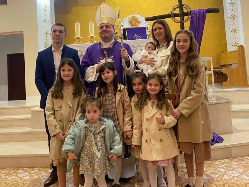 VIDEO: Biskup Palić krstio sedmo dijete u obitelji Šakić