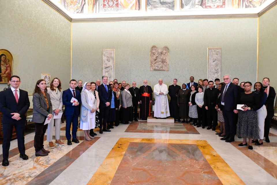 Papinsko povjerenstvo za podnošenje prvog izvješća o zaštiti, pokreće studijsku grupu
