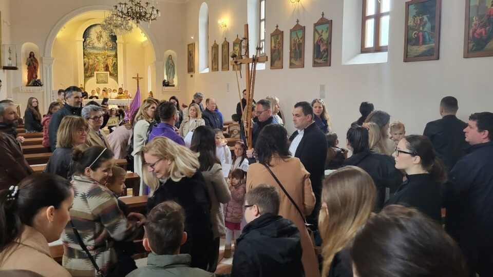 Križni put u Mokošici molila vrtićka djeca s roditeljima – Dubrovačka biskupija