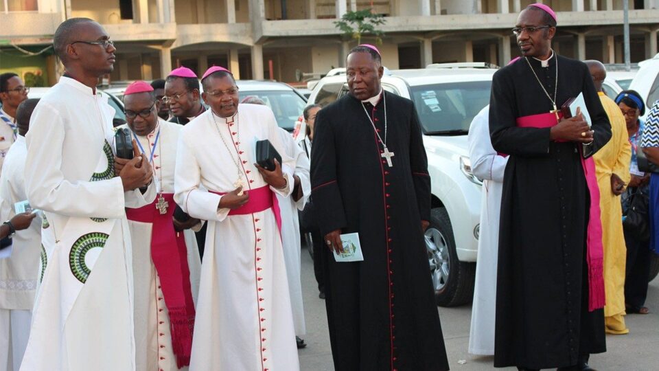 Angolski biskupi zabrinuti zbog nedavnih ograničenja slobode bogoslužja.  – Vatikanske vijesti