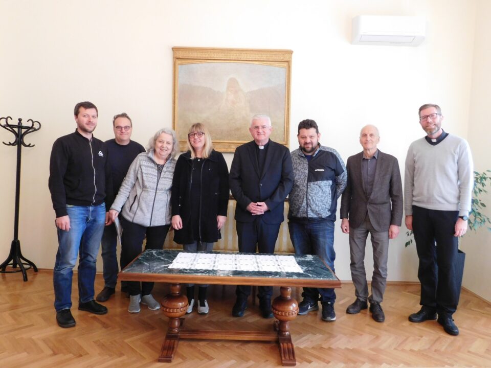 Susret nadbiskupa Uzinića i predstavnika humanitarne organizacije SOS Balkanroute – Riječka nadbiskupija