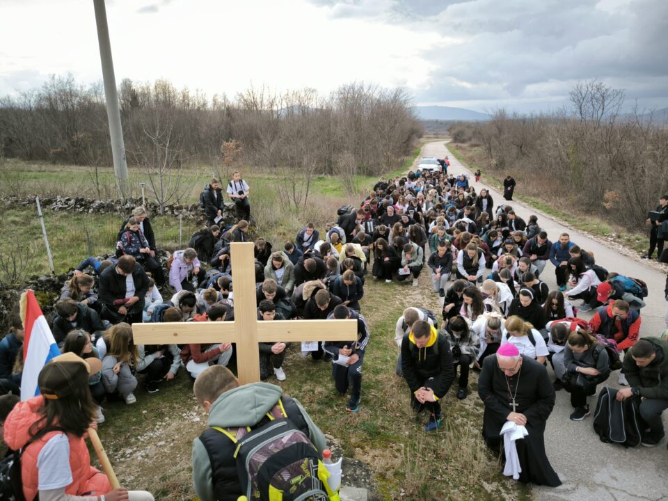 Na relaciji  Kljaci-Čavoglave-Crivac-Zlopolje -Ogorje održan križni put mladih.