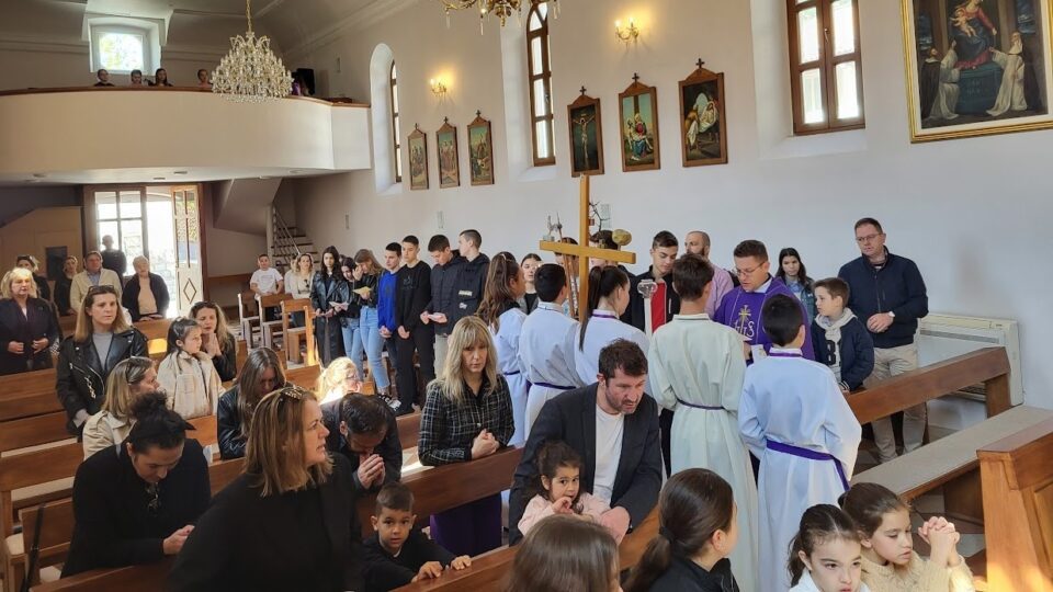 Osmaši u Mokošici čitali postaje križnog puta – Dubrovačka biskupija