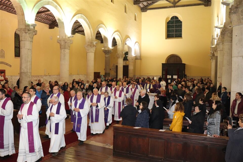 Biskup Štironja na korizmenom hodočašću u pulskoj katedrali Uznesenja Marijina