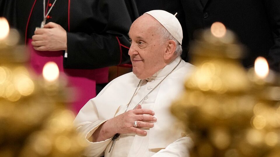 Papa Franjo ovlastio je Katoličku crkvu da krsti trans osobe