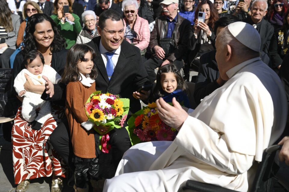 Papa Franjo ističe važnost razboritosti, poziva na prekid rata