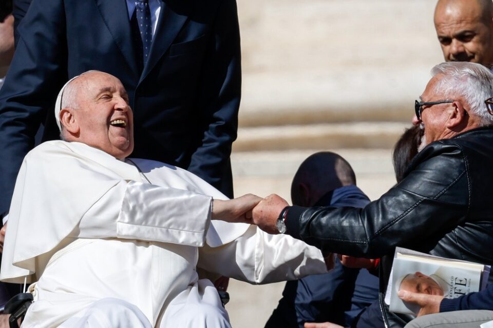 Na audijenciji papa gleda na krepost razboritosti, moli za mir