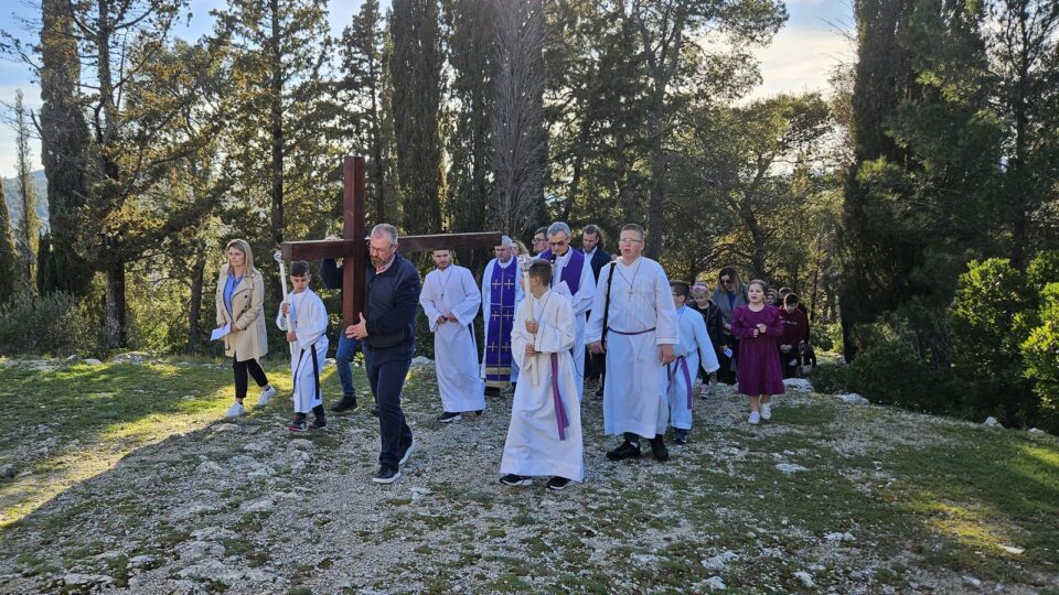 Blato: Tradicionalni križni put do crkvice sv. Vida – Dubrovačka biskupija