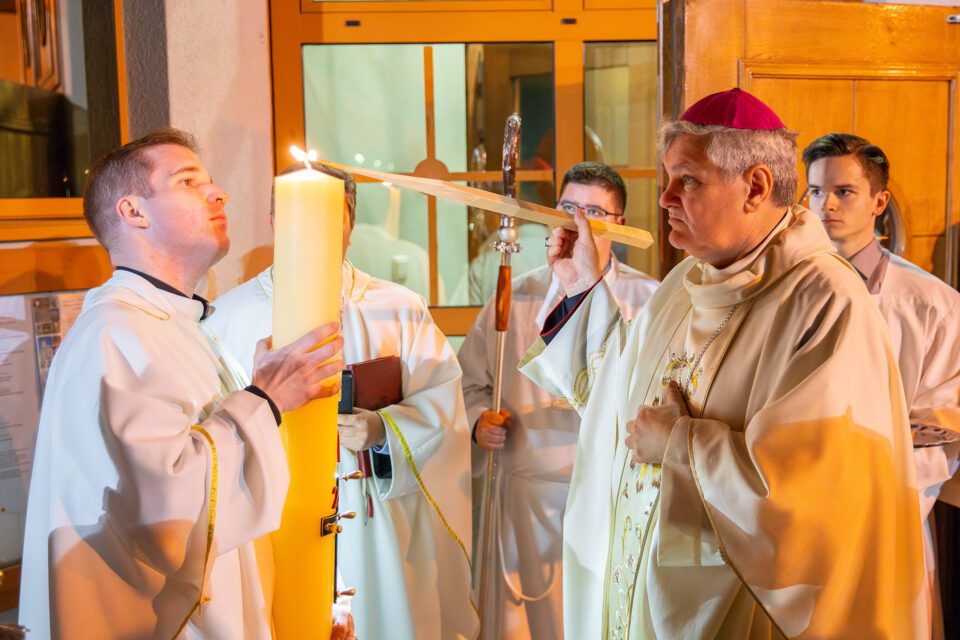 Vazmeno bdjenje u bazilici sv. Kvirina – Sisačka biskupija