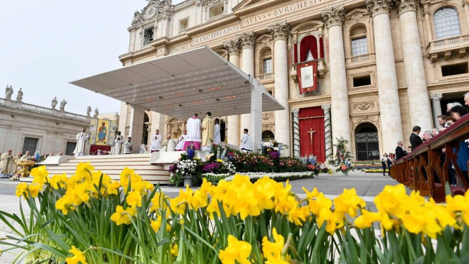 Papa Franjo predvodi misu na Uskrsnu nedjelju – Vatican News