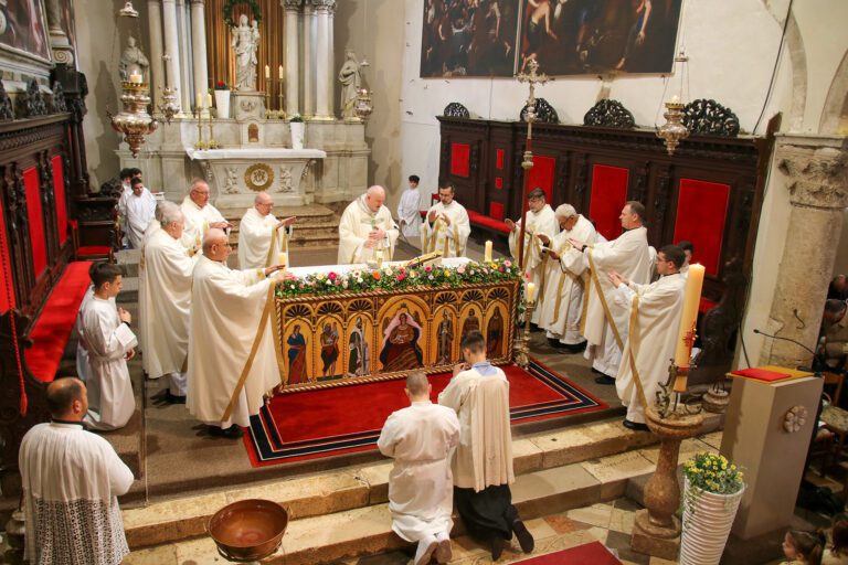 Svečana proslava Uskrsa u katedrali u Krku –
