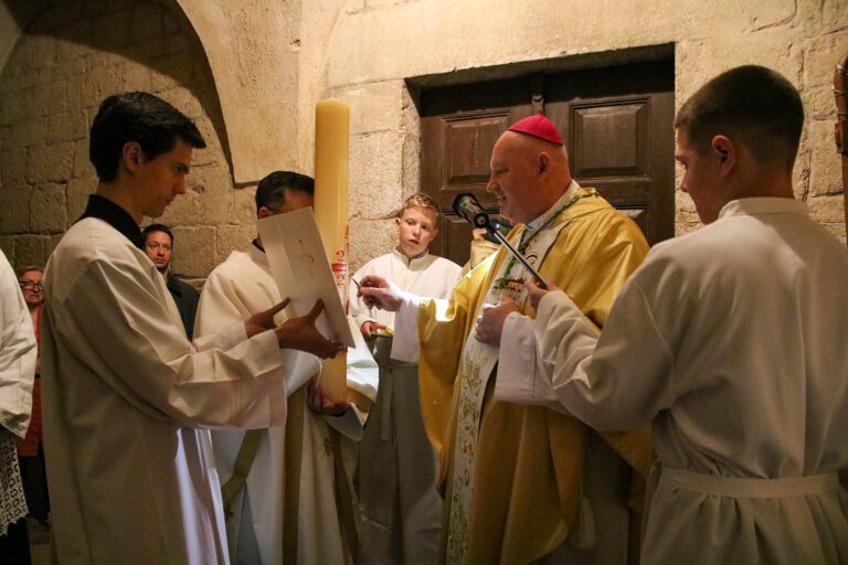 Biskup Ivica predvodio slavlje Vazmenog bdjenja –