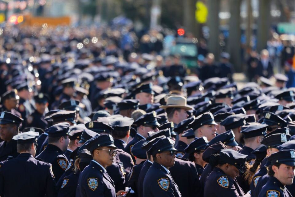 Tisuće ljudi oplakuju ubijenog policajca njujorške policije na katoličkom sprovodu