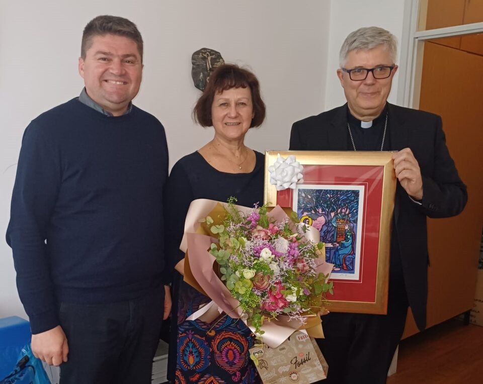 ZADAR: Susret nadbiskupa Zgrablića i psihologinje Ane Uranije iz Caritasa povodom njenog umirovljenja