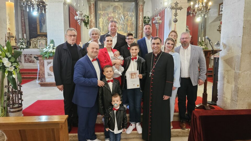 Blato: Biskup Glasnović krstio 5. dijete u obitelji Sardelić – Dubrovačka biskupija
