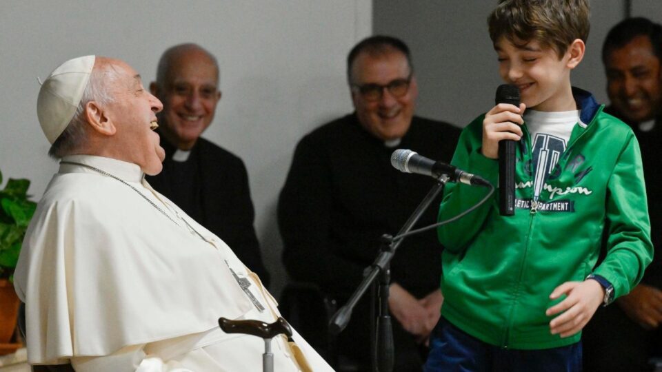 Papa pozvao djecu rimske župe da se obrate Bogu u molitvi – Vatican News