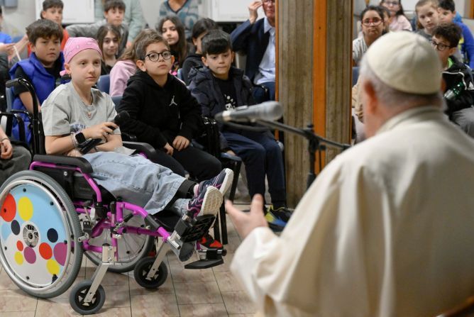 Papa Franjo iznenada posjetio 200 djece na katekizmu u predgrađu Rima