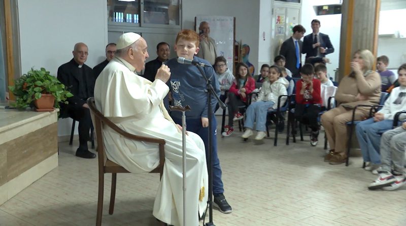 VIDEO: Papa u župi u istočnom Rimu održao sat vjeronauka s 200 djece