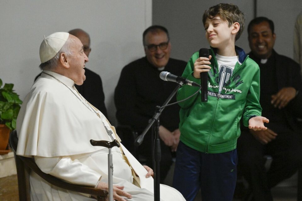 Papa pretvorio katekizam u Rimu u ‘školu molitve’
