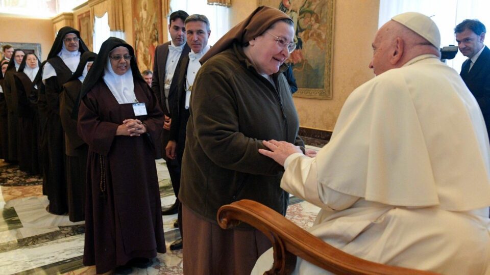 ‘Uhvatite se u Božju ljubav’, Papa poziva diskalirane karmelićanke – Vatican News