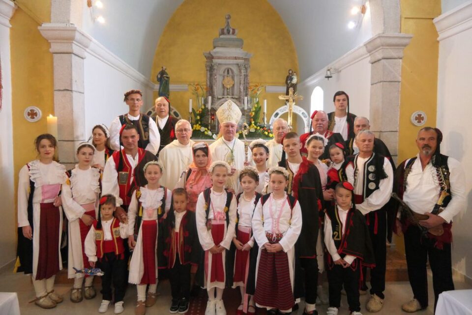 Nadbiskup Zdenko Križić posvetio crkvu i oltar u Ugljanima