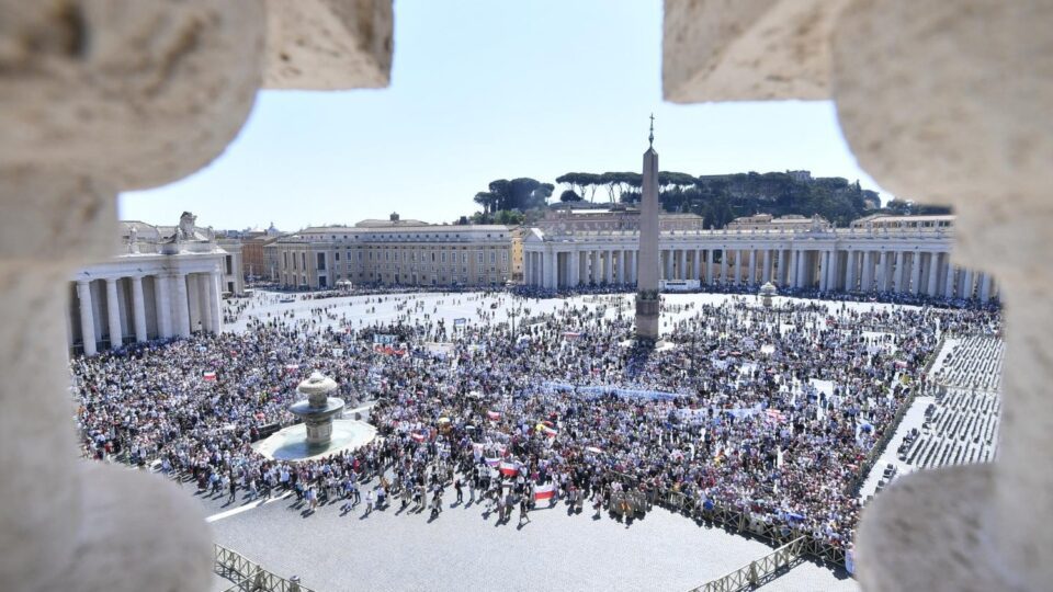 Papa u Regini Coeli: Isus, Dobri Pastir, čeka nas raširenih ruku – Vatican News