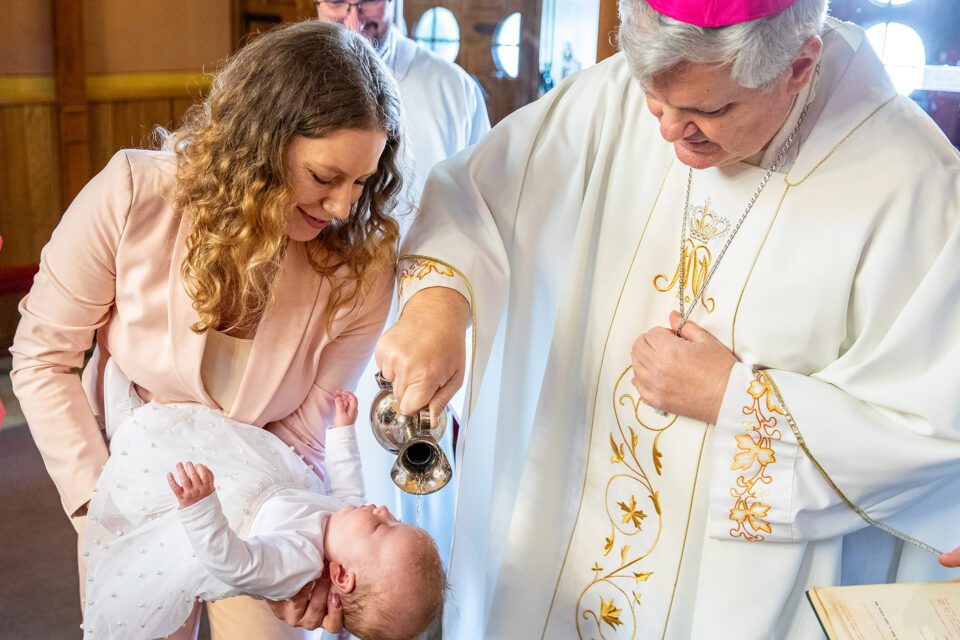 Biskup krstio peto dijete obitelji Lukšić – Sisačka biskupija