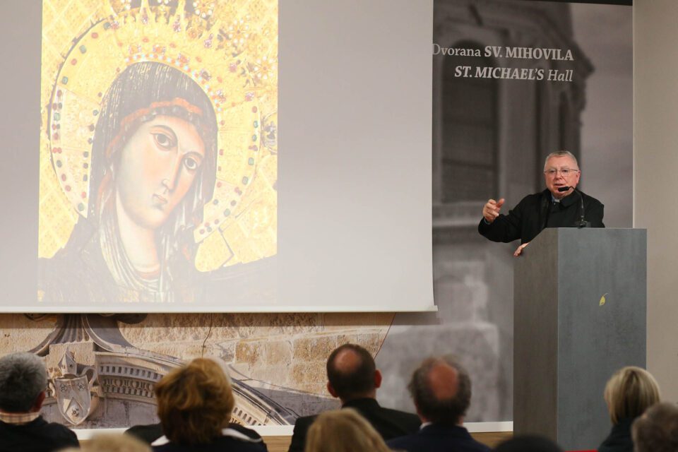 Mons. Juraj Batelja predstavio knjigu „Mamma Schiavona iliti Majka Božja Hrvatska“.