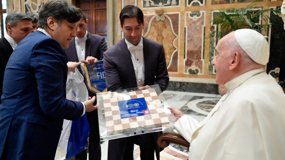 Papa ističe društvenu vrijednost igre na ploči za skicu