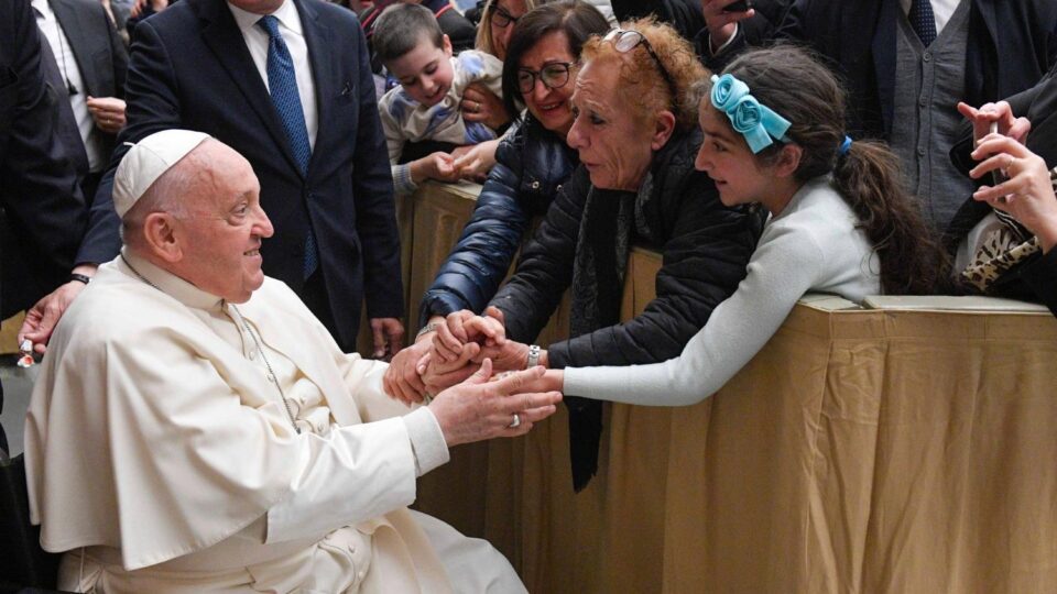 Papa: Ljubav podijeljena između starijih i mladih čini društvo mudrijim – Vatican News