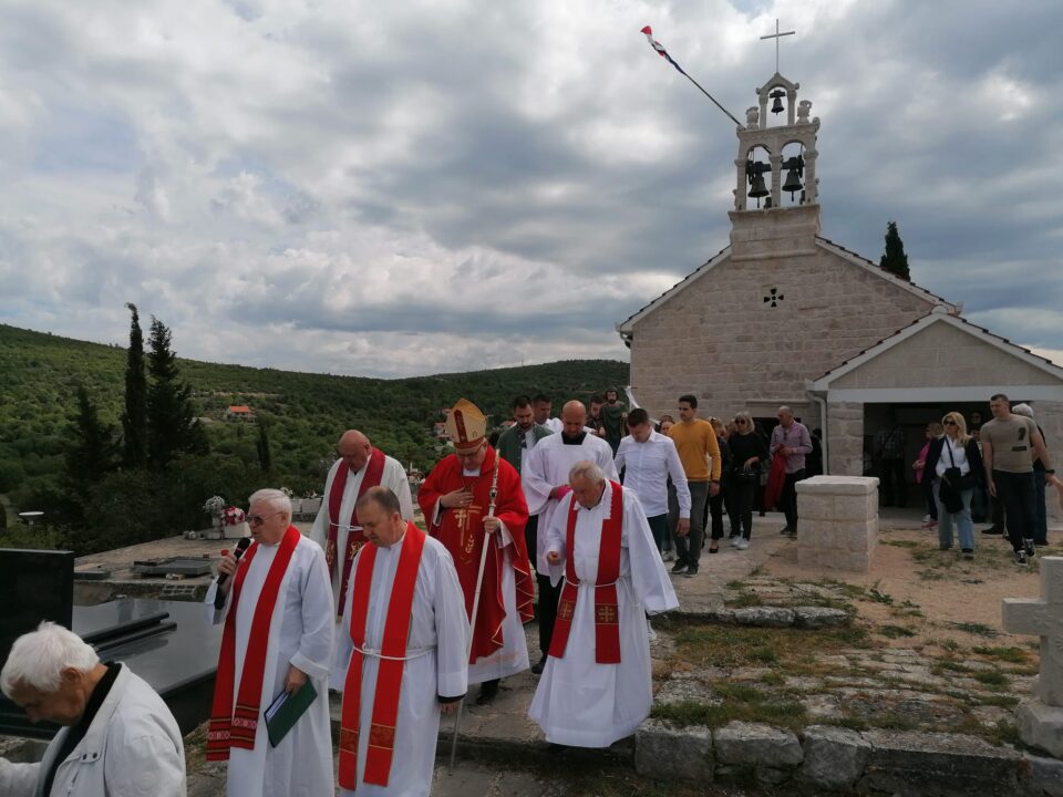 Biskup Tomislav Rogić blagoslovio crkvu u Kladnjicama
