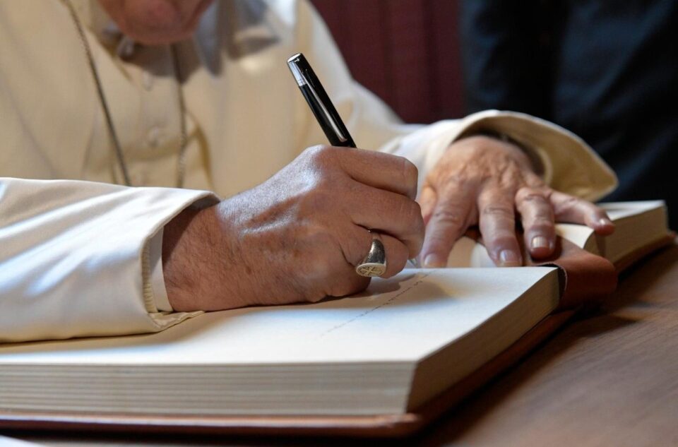 Papa župnicima: Crkva ne bi mogla bez vašeg predanja