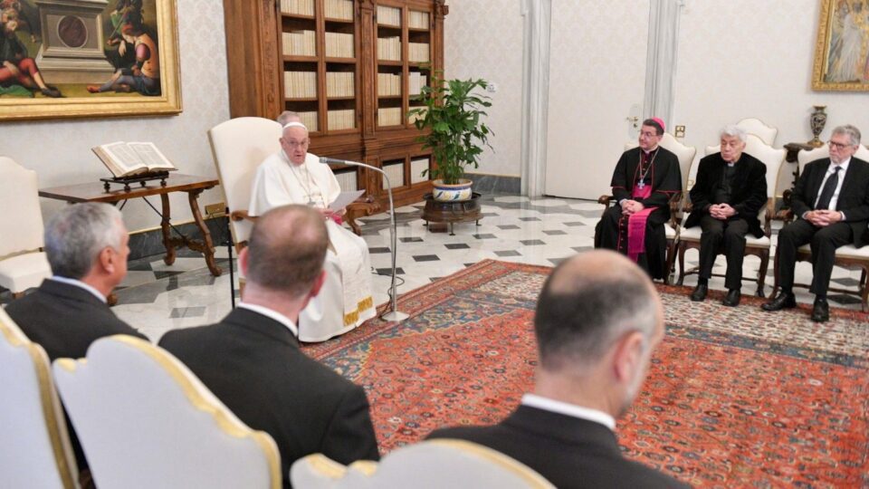 Papa: Obrazovanje mora formirati ljude, a ne nuditi nemoguće ideale – Vatican News