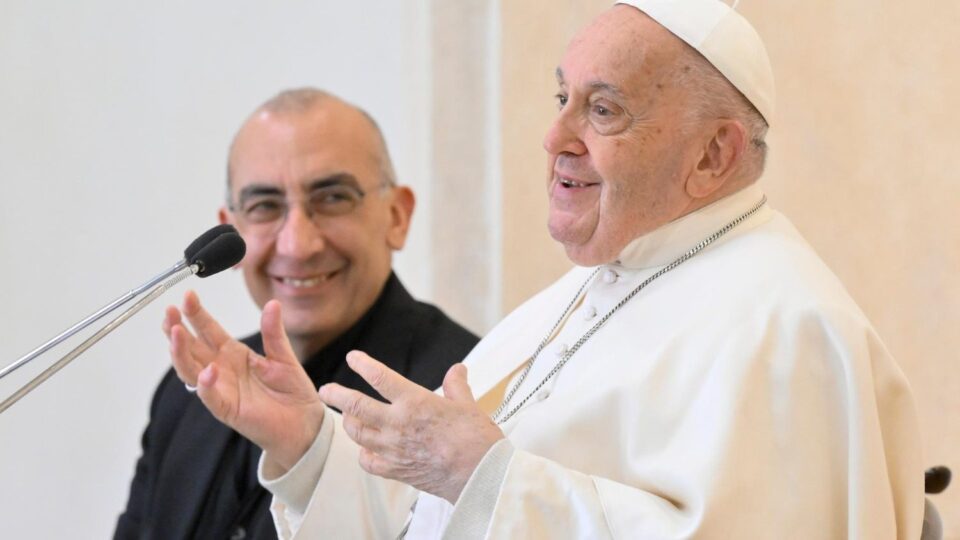 Papa se susreo sa 100 svećenika u rimskoj bazilici Svetog Križa – Vatican News