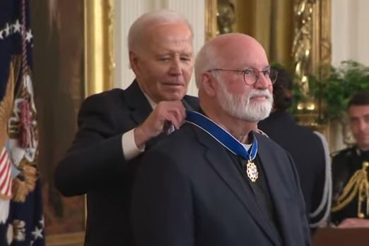 Biden dodjeljuje Predsjedničku medalju slobode jezuitskom svećeniku za rad s mladima