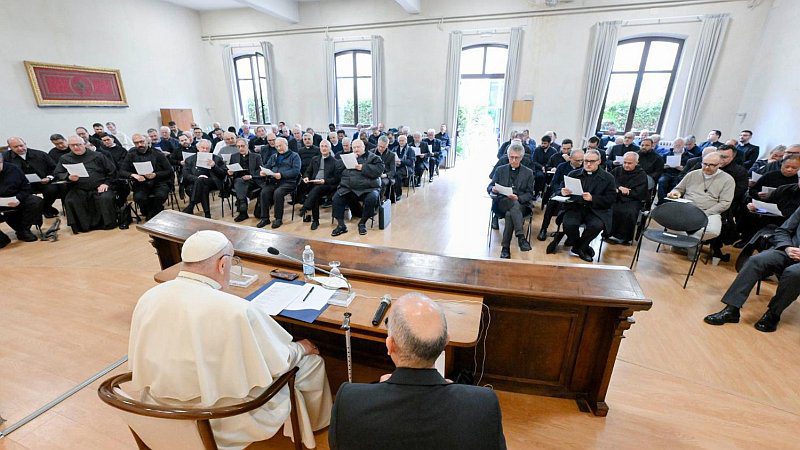Papa Franjo susreo se sa 100 svećenika iz centra Rima