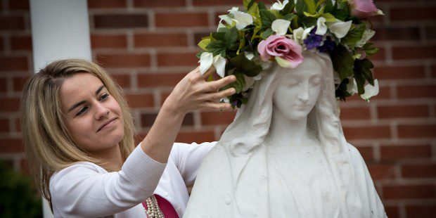Počastite Mariju s 12 djela kreposti tijekom mjeseca svibnja
