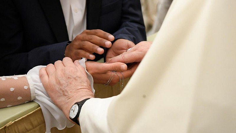 Papa: Svjedočite mladima da je ljubav “zauvijek” moguća