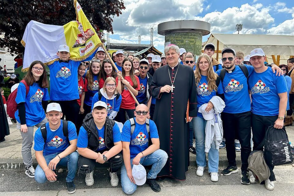 Misa za 10.000 mladih vrhunac Susreta hrvatske katoličke mladeži u Gospiću – Sisačka biskupija