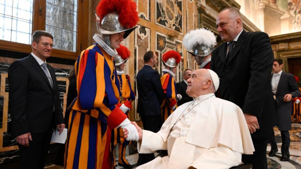 Papa poziva švicarske gardiste da njeguju život u zajednici – Vatican News