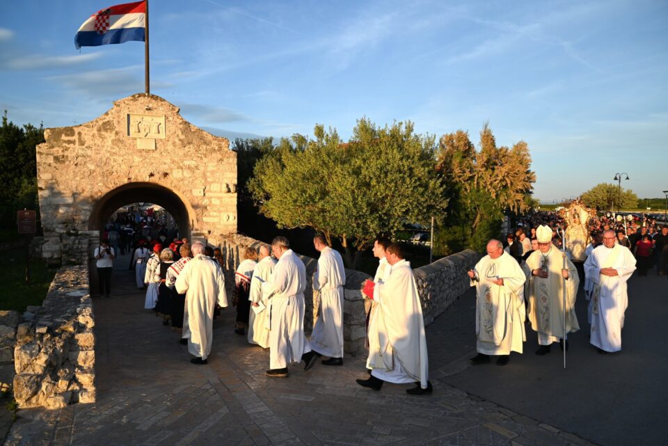 NIN: Mons. Zgrablić predvodio zavjetnu svetkovinu Gospe od Zečeva: “Bogatstvo koje je Marija primila od Boga nije samo njeno, nego ga dijeli i nama”