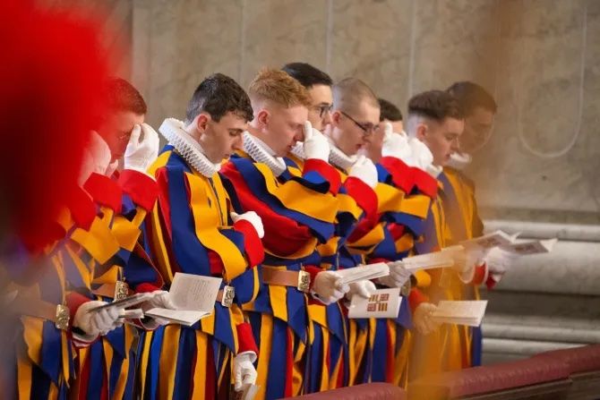 Papa Franjo pozdravlja nove vatikanske novake Švicarske garde