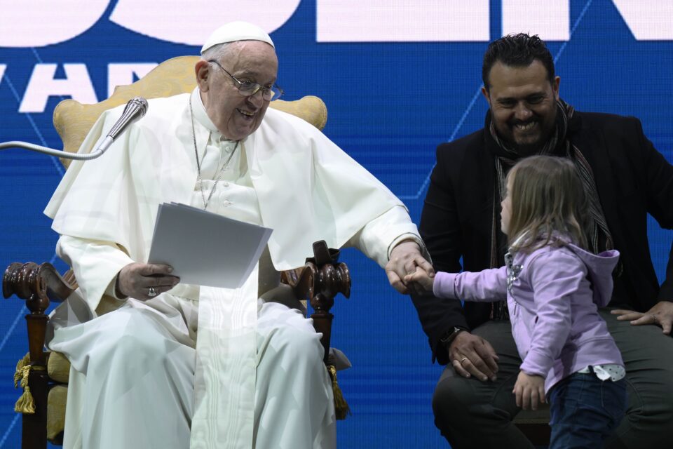 Papa Franjo o rekordno niskoj stopi plodnosti: ‘Ljudski život nije problem, on je dar’