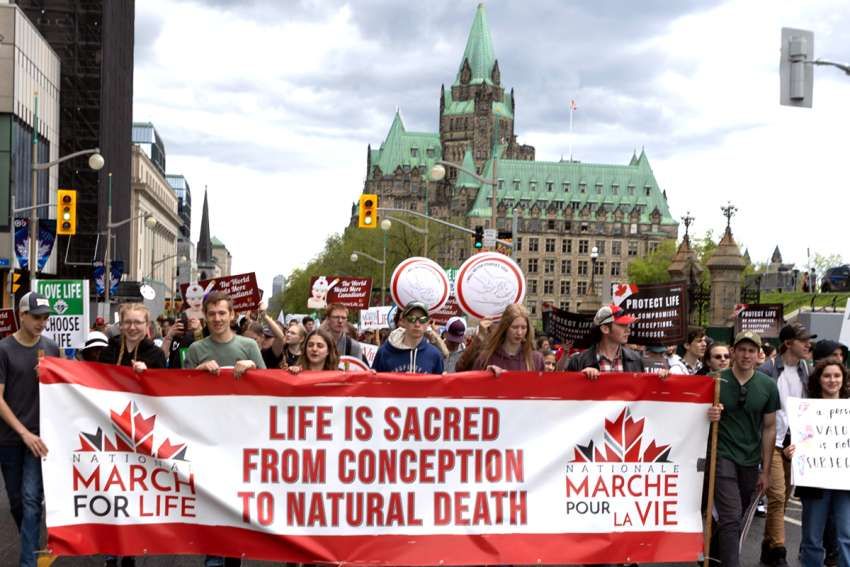 Tisuće ljudi okupile su se na Parlament Hillu u Ottawi za 27. godišnji Marš za život