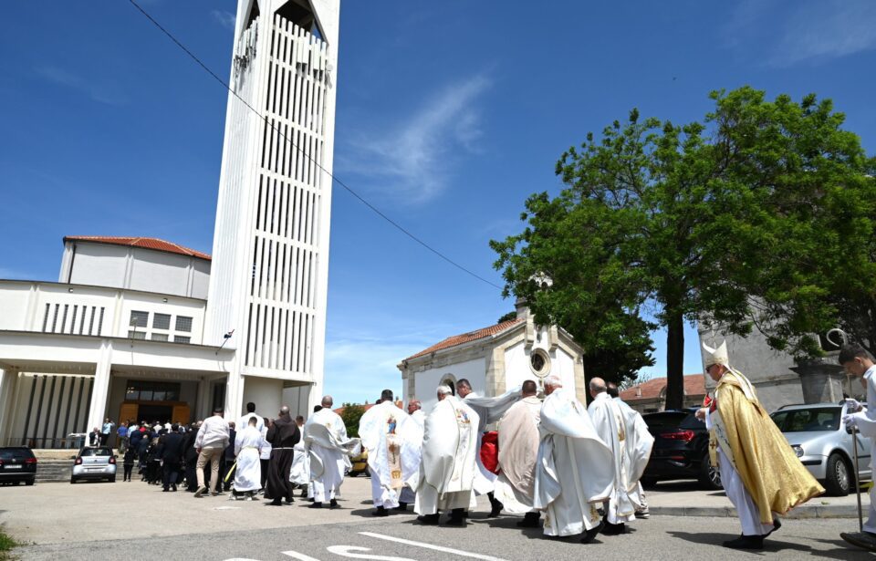 KISTANJE: Mons. Zgrablić predvodio misu trostrukog slavlja: Uzašašće, Prijenos moći sv. Nikole i 17. godišnjica posvete crkve sv. Nikole