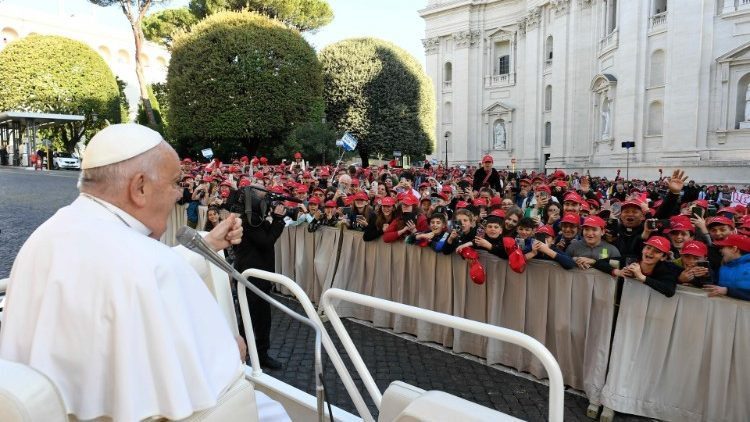 Papa Franjo primio krizmanike: „Bake i djedovi su mudri i dobri ljudi“