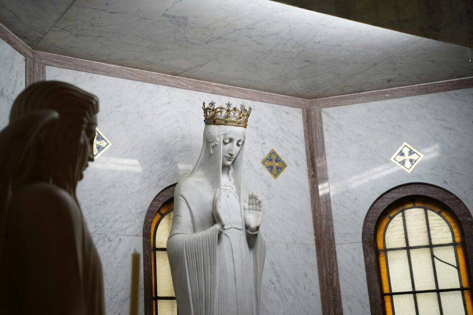 Kruna vraćena na marijanski kip u župi u Michiganu nakon što je nestala 44 godine